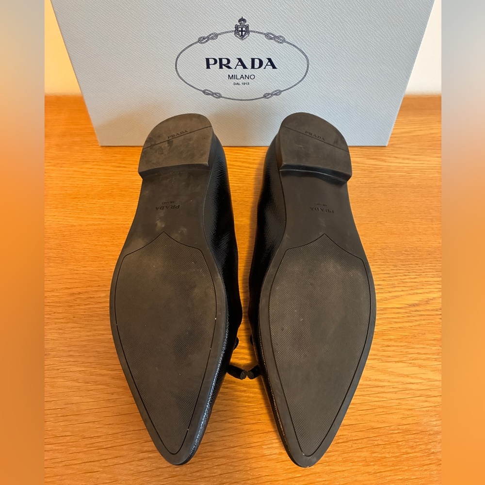 Prada Glossed Black Saffiano Flats with Bow - Picture 6 of 13
